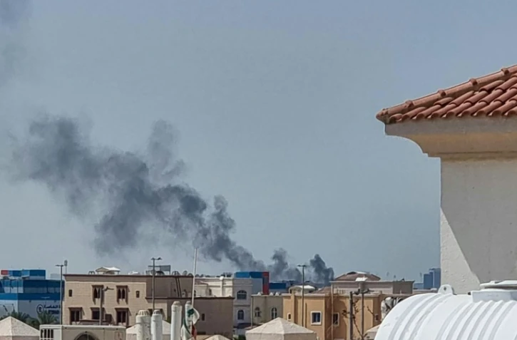 De la fumée s'élève d'un quartier d'Abou Dhabi après un tir de missile iranien annoncé par le ministère de la Défense des Emirats arabes unis, le 28 février 2026
