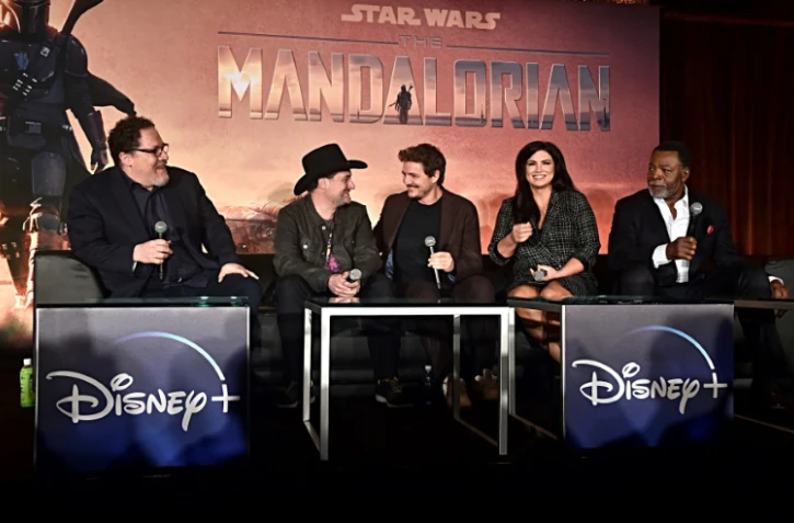De gauche à droite, les producteurs Jon Favreau, Dave Filoni et les acteurs Pedro Pascal, Gina Carano et Carl Weathers de la série "The Mandalorian", le 19 octobre 2019 à Los Angeles   