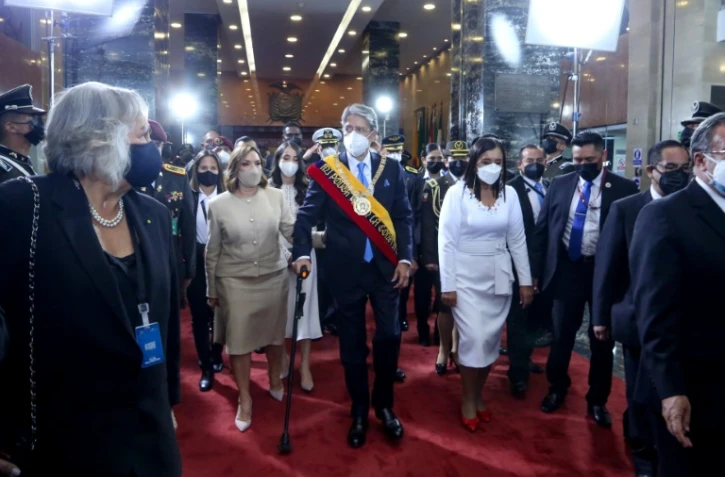 Photo fournie par le Parlement équatorien montrant le président fraîchement investi Guillermo Lasso avec sa femme Maria de Lourdes Alcivar (à gauche) et la présidente du Parlement Guadalupe Llori, à Quito le 24 mai 2021
