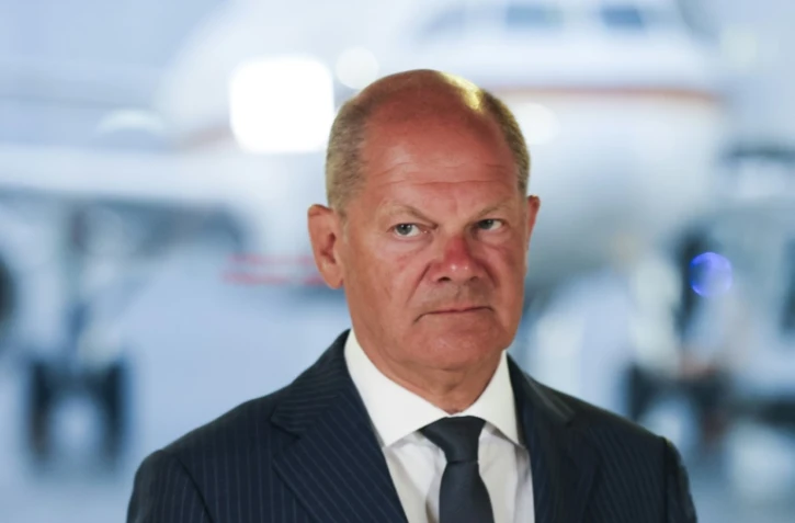 Le chancelier allemand Olaf Scholz le 1er août 2024 à l'aéroport international de Cologne