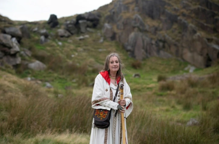 Lynn Rawlinson, membre de Pendle Grove, qui fait partie de l'Ordre des Bardes, Ovates et Druides, le 21 septembre 2024 à Pendle Grove, dans le nord-ouest de l'Angleterre