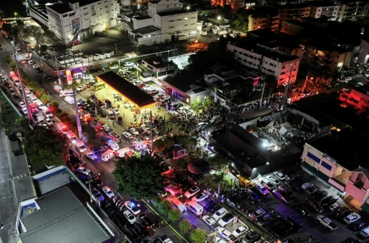 Vue aérienne prise par les secours après l'effondrement du toit d'une discothèque, à Saint-Domingue, le 8 avril 2025
