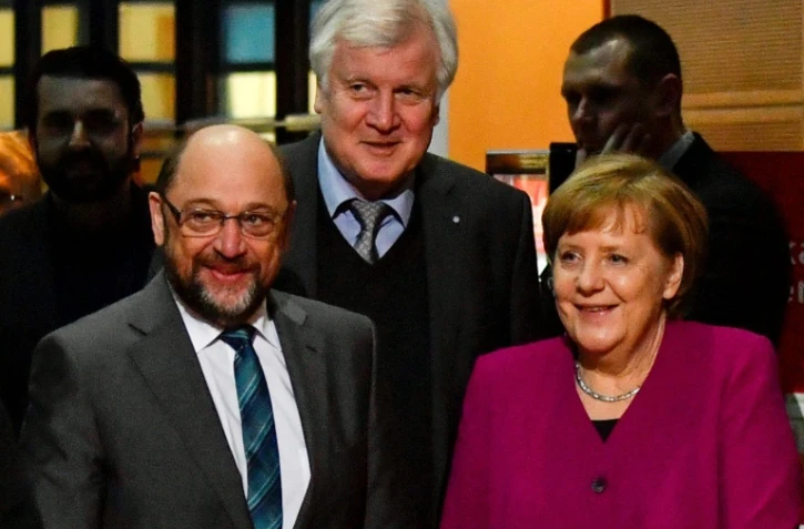 La chancelière allemande Angela Merkel (Centre D), le leader du (SPD) Martin Schulz (Centre G) et le bavarois conservateur (CSU), Horst Seehofer, dans les quartiers généraux du (SPD) le 2 février 2018 à Berlin