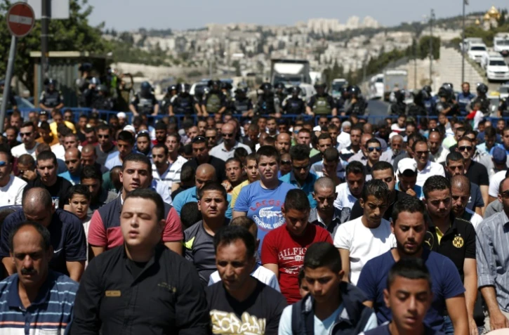 Des forces de sécurité israélienne surveillent des centaines de Palestiniens musulmans lors de la prière du vendredi, le 18 septembre 2015 à Jérusalem