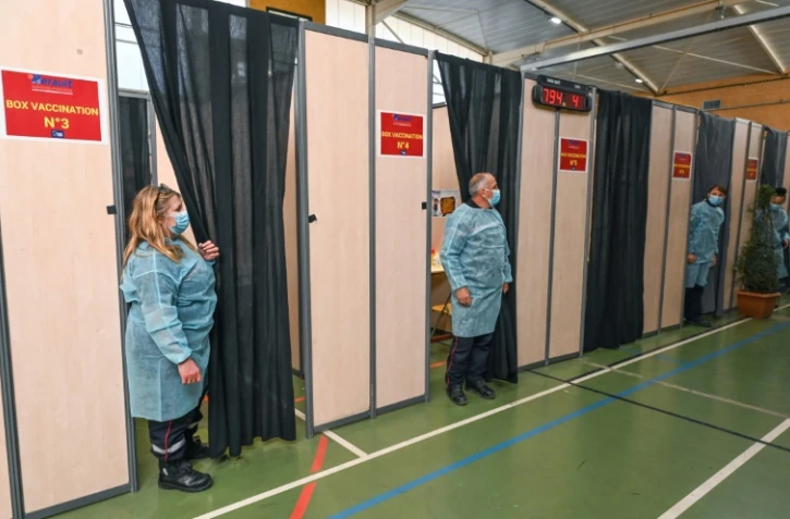 Vaccination dans une caserne de pompiers à Vailhauques, près de Montpellier, le 8 avril 2021