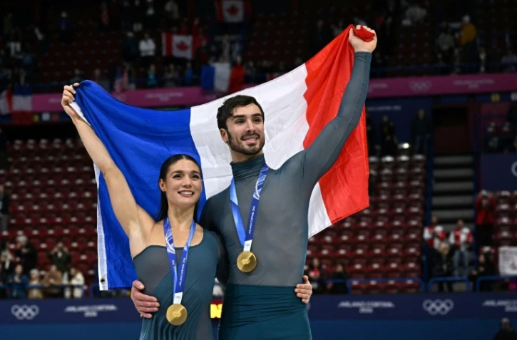 Les Français Laurence Fournier Beaudry et Guillaume Cizeron, champions olympiques de danse sur glace, le 11 février 2026 aux JO de Milan Cortina