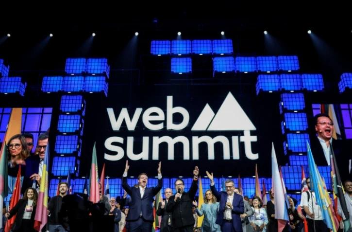 Le ministre portugais de la Réforme Goncalo Matias (gauche) et le maire de Lisbonne Carlos Moedas saluent les participants du Web Summit lors de sa soirée d'ouverture, le 10 novembre 2025 à Lisbonne