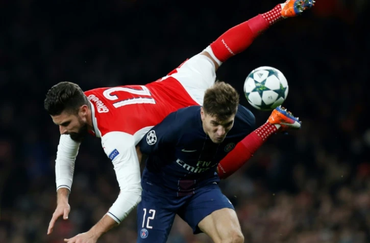 Olivier Giroud face au défenseur belge du PSG Thomas Meunier, le 23 novembre 2016 à l'Emirates