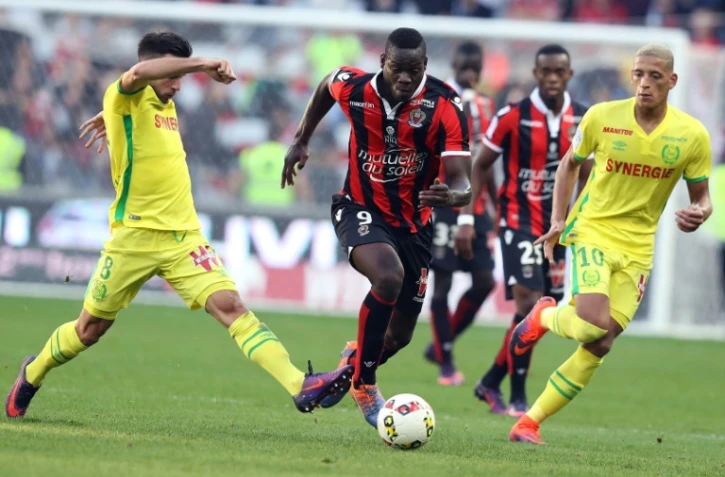 L'attaquant italien de Nice Mario Balotelli face au nantais Adrien Thomasson, le 30 octobre 2016 Ă l'Allianz Riviera