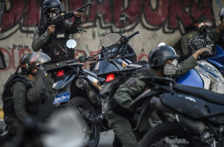 Des policiers vénézueliens affrontent des manifestants à Caracas le 30 juillet 2017