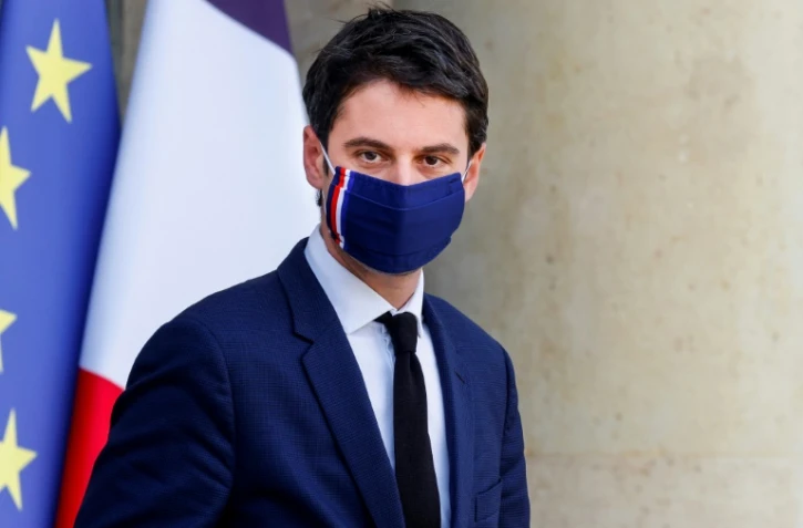 Le porte-parole du gouvernement, Gabriel Attal, quitte le palais de l'Elysée le 3 mars 2021 à Paris