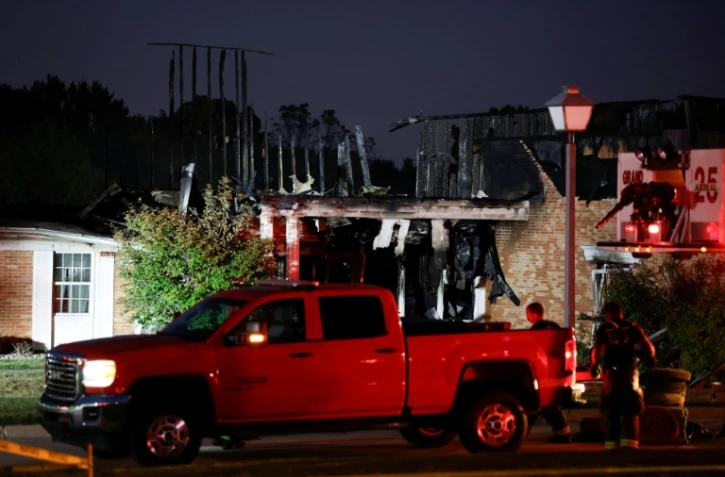 Les pompiers au travail devant l'église mormone de Grand Blanc, dans le Michigan, attaquée à l'arme à feu et incendiée par un individu le 28 septembre 2025