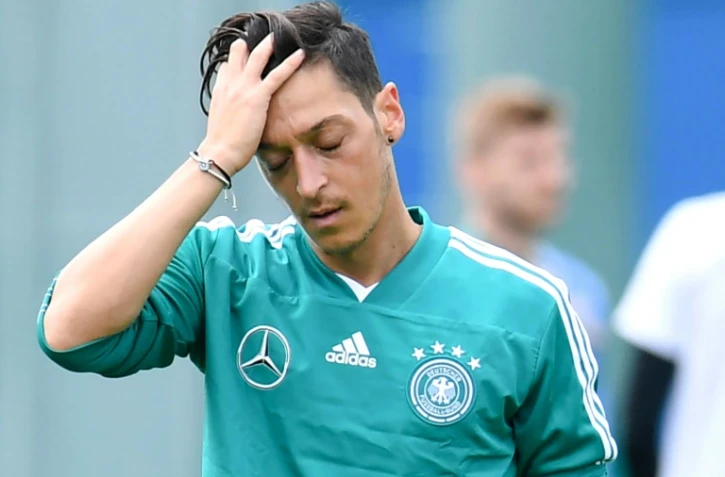 Le milieu de terrain de l'Allemagne, Mesut Ozil, lors d'une séance d'entraînement à Vatutinki, près de Moscou, le 13 juin 2018 avant le début du Mondial-2018