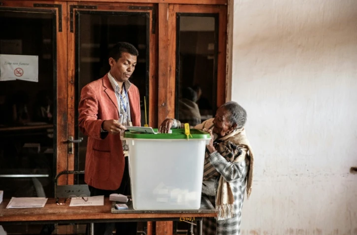 Une femme dépose son bulletin dans l'urne lors de l'élection présidentielle à Antananarivo, à Madagascar, le 19 décembre 2018