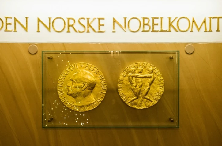 Les deux faces de la médaille du prix Nobel exposées dans le hall de l'Institut Nobel à Oslo, en décembre 2015