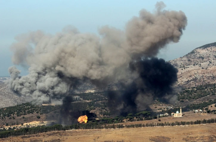 De la fumée s'élève du village libanais de al-Jarmak après une frappe israélienne, le 30 octobre 2025