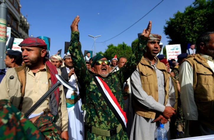 Des Yéménites partisans des rebelles Houthis manifestent à Sanaa à l'ocasion du 7e anniversaire du début du conflit, le 26 mars 2022