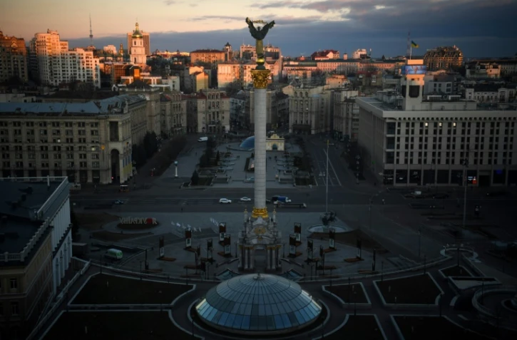 Le soleil se lève sur la place de l'Indépendance à Kiev, le 23 février 2022 en Ukraine