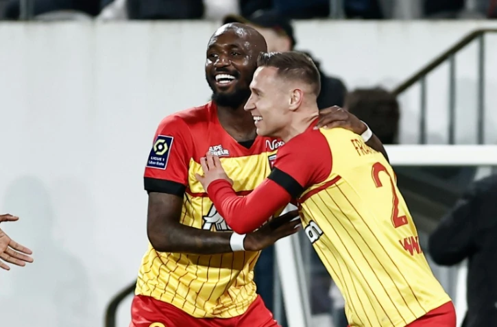 Le Lensois Przemyslaw Frankowski (d) félicité par Seko Fofana après son but contre Strasbourg, le 7 avril 2023 à Lens