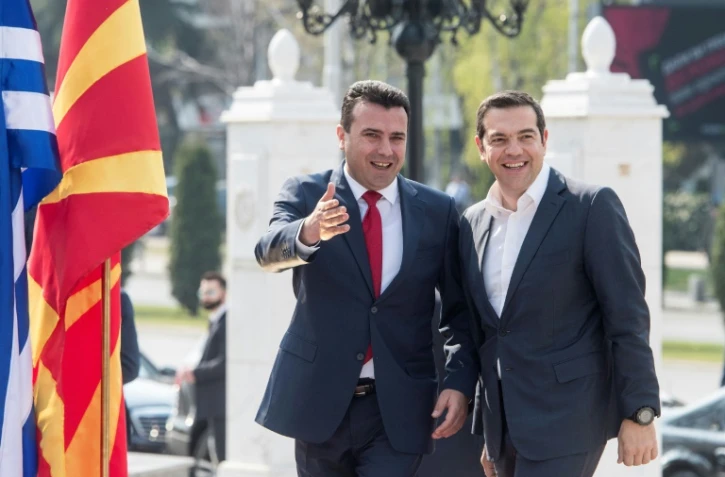 Le Premier ministre grec Alexis Tsipras accueilli par son homologue nord-macédonien Zoran Zaev (g) à Skopje, le 2 avril 2019