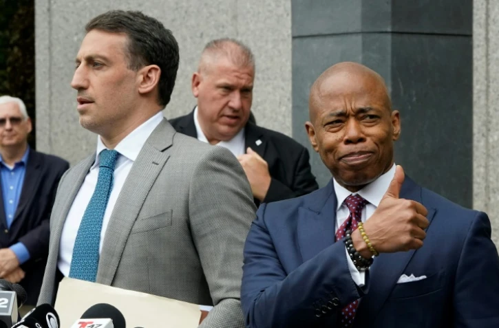 Le maire de New York, Eric Admas (d) et son avocat Alex Spiro (g), à la sorite du tribunal, le 27 septembre 2024 à New York 