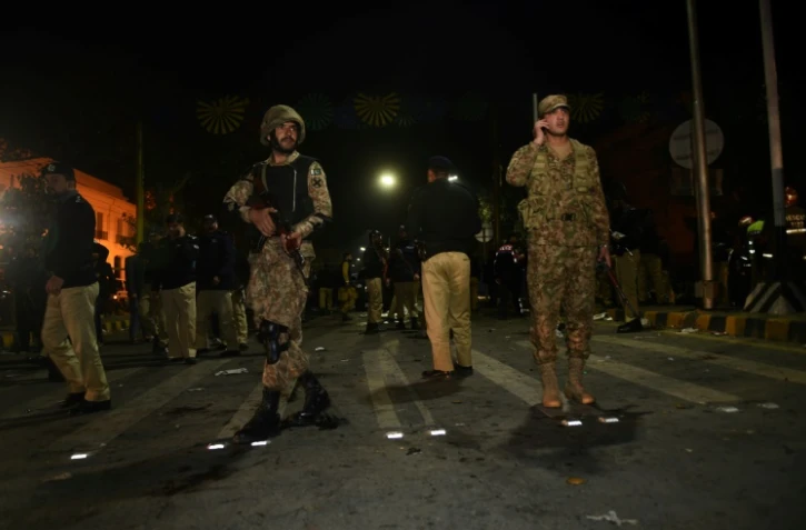 Des soldats pakistanais sécurisent le site où une explosion a fait au moins dizaine de morts à Lahore, le 13 février 2017