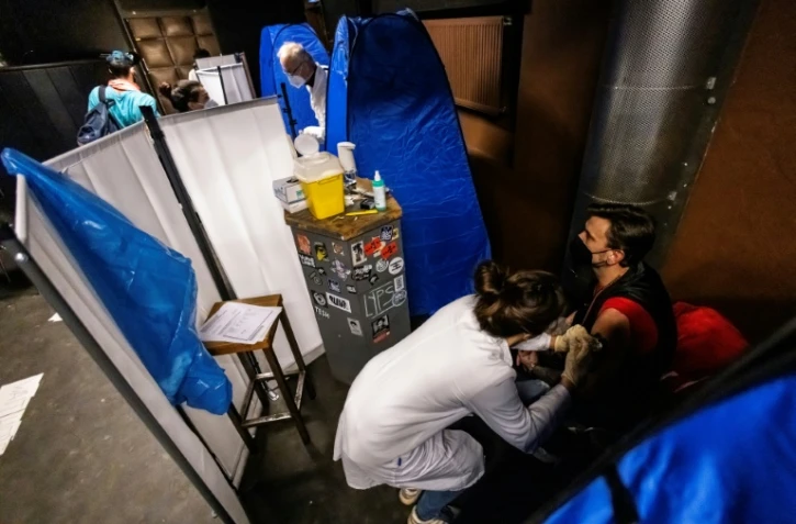 Un homme vacciné contre le Covid-19 à Berlin, le 8 janvier 2022