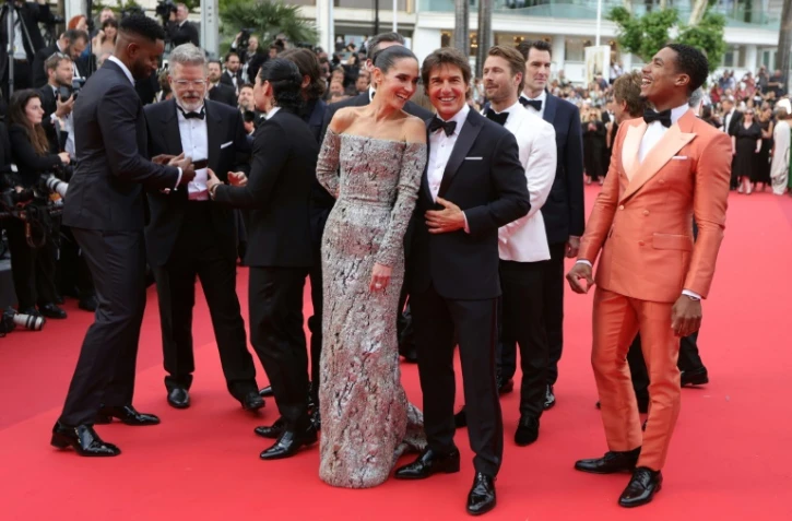 Jennifer Connelly (g), Tom Cruise (c) et Greg Tarzan Davis (d) sur le tapis rouge pour la présentation du film "Top Gun: Maverick", le 18 mai 2022 au Festival de Cannes