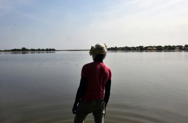 Un Tchadien au bord du lac Tchad, le 26 janvier 2015