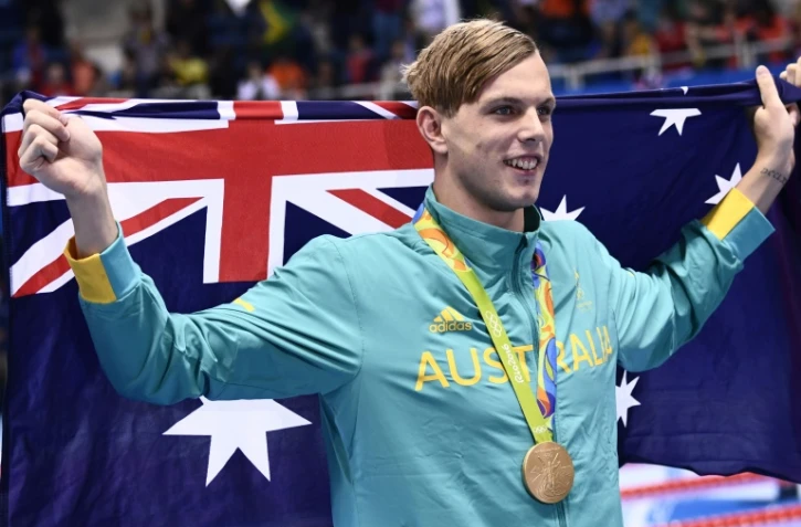 L'Australien Kyle Chalmers exulte avec sa médaille d'or au tour du cou après sa victoire au 100 m libre aux JO de Rio, le 10 août 2016