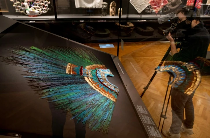 Le "penacho", coiffure de cérémonie dont la légende veut qu'elle ait été portée par l'empereur aztèque Moctezuma, exposée au Musée d'ethnologie à Vienne, le 15 octobre 2020