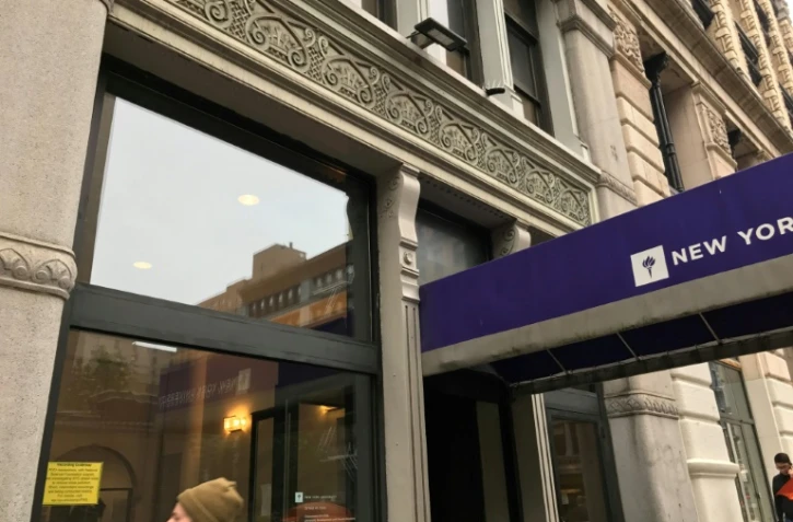 Des boîtiers capteurs de sons (en haut, au centre) transmettant leurs données à des serveurs par wifi ont été testés dans le quartier de Greenwich Village, à New York.