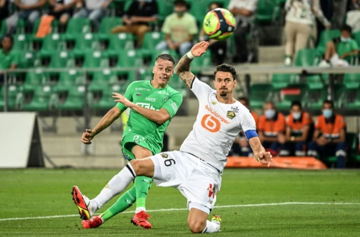 Le Stéphanois Romain Hamouma (g) à la lutte avec le capitaine lillois José Fonte, le 21 août 2021 à Geoffroy-Guichard