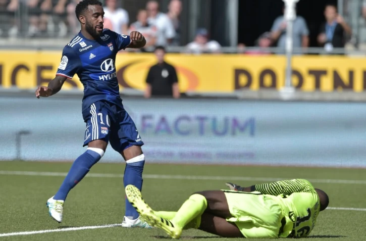 L'attaquant de Lyon Alexandre Lacazette (g), inscrit l'un de ses 3 buts face à Nancy au stade Marcel Picot, le 14 août 2016