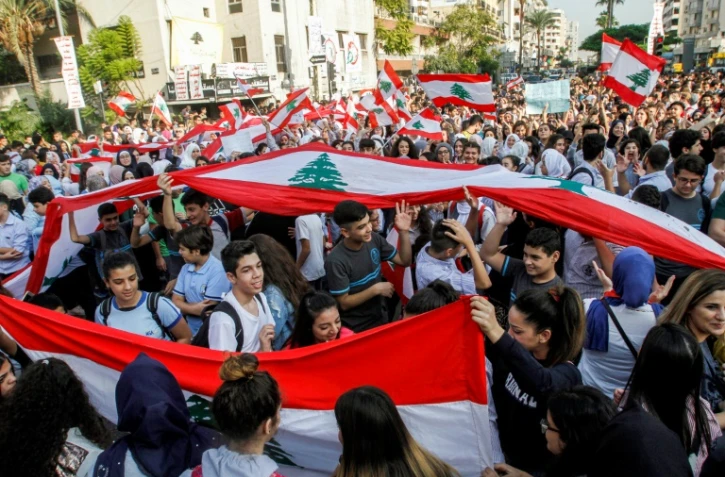 Des étudiants libanais manifestent dans la ville de Saïda, au sud de Beyrouth, le 6 novembre 2019