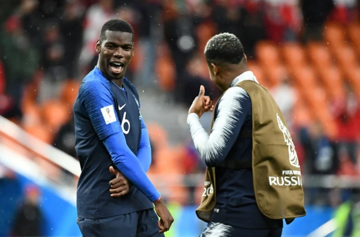 Paul Pogba et Presnel Kimpembe esquissent une dance pour saluer la victoire des Bleus sur le Pérou dans le groupe C du Mondial à Ekaterinbourg, le 21 juin 2018