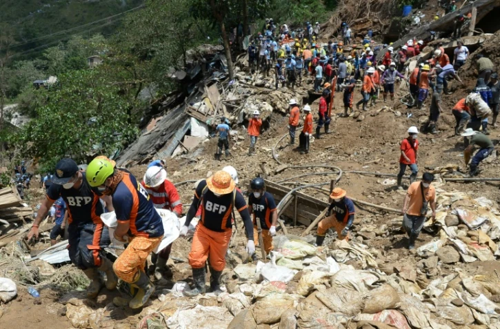 Recherche de survivants après un glissement de terrain provoqué par le typhon Mangkhut, le 18 septembre 2018 à Itogon, aux Philippines