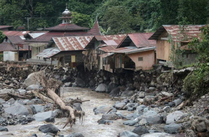 Des maisons endommagées après des inondations et des coulées de lave froide, le 12 mai 2024 à Tanah Datar, sur l'île de Sumatra, dans l'ouest de l'Indonésie