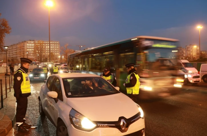 Des policiers contrôlent des véhicules le 6 décembre 2016 à Paris dans le cadre de la circulation alternée