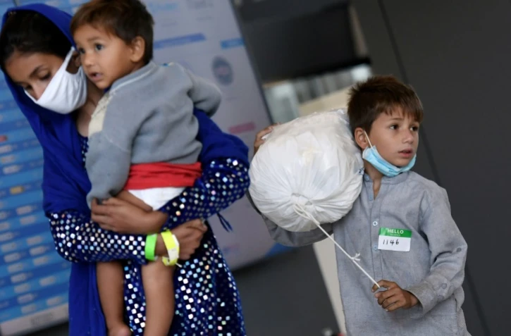 Des réfugiés afghans arrivent à l'aéroport Dulles à Washington, le 27 août 2021