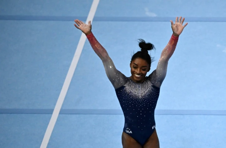 Simone Biles lors du concours par équipe des championnats du monde de gymnastique le 4 octobre 2023 à Anvers. En décrochant la médaille d'or avec ses compatriotes, la gymnaste américaine a remporté le 20e titre mondial de sa carrière