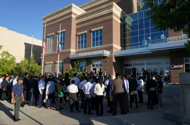 Des candidats font la queue pour un recrutement organisé par la police de l'immigration (ICE) à Provo, dans l'Utah, le 15 septembre 2025