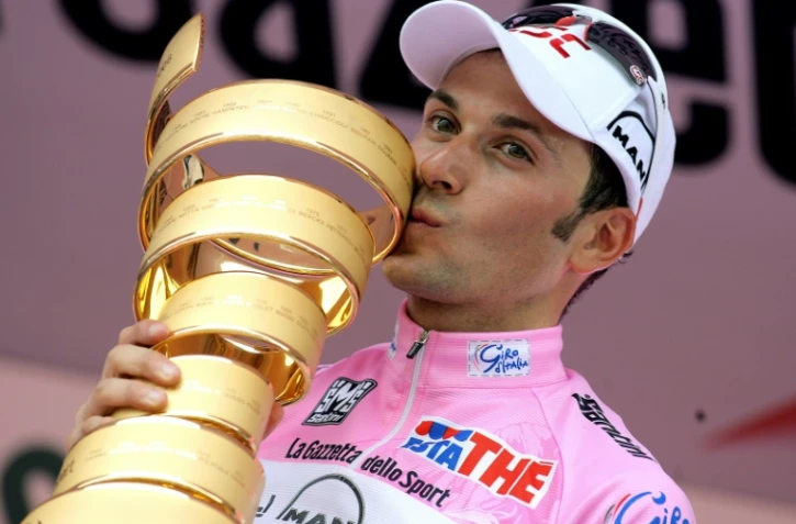 L'Italien Ivan Basso embrasse le trophée du Giro après avoir remporté l'épreuve italienne, le 28 mai 2006 à Milan