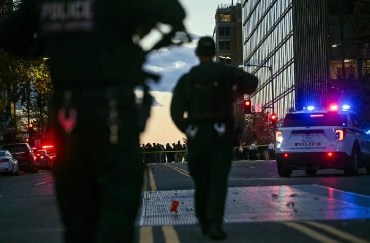 Des policiers sécurisent une zone après une attaque contre des militaires de la Garde nationale, le 26 novembre 2025 à Washington