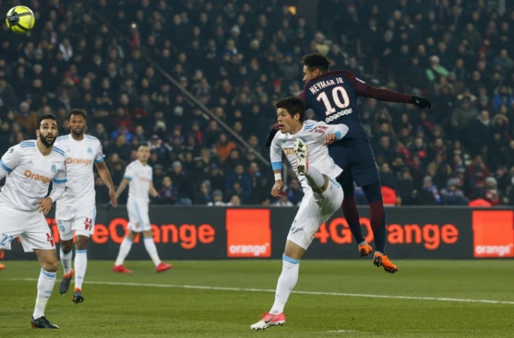 La star du PSG, Neymar Jr, à la lutte avec le Marseillais Hiroki Sakai, lors du classique de Ligue 1 disputé au Parc des Princes le 25 février 2018