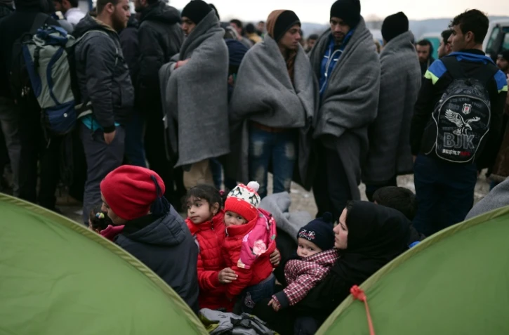 Migrants et réfugiés patientent le 29 février 2016 dans le camp d'Idomeni, en Grèce, l'ouverture de la frontière avec la Macédoine