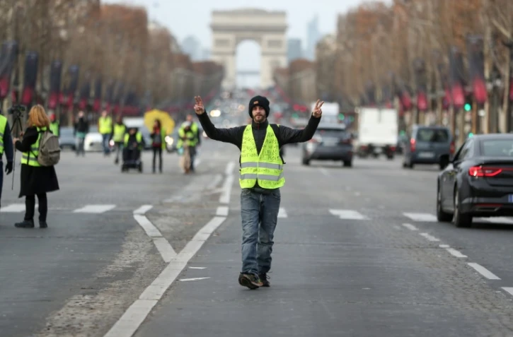 Un "gilet jaune" sur les Champs-Elysées, le 22 décembre 2018