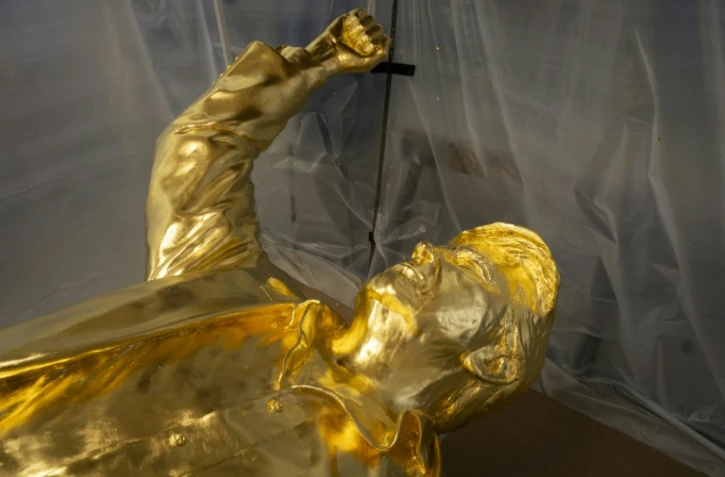 La statue dorée de Donald Trump dans l'atelier du sculpteur Alan Cottrill à Zanesville, dans l'Etat améircain de l'Ohio (nord), le 5 février 2026