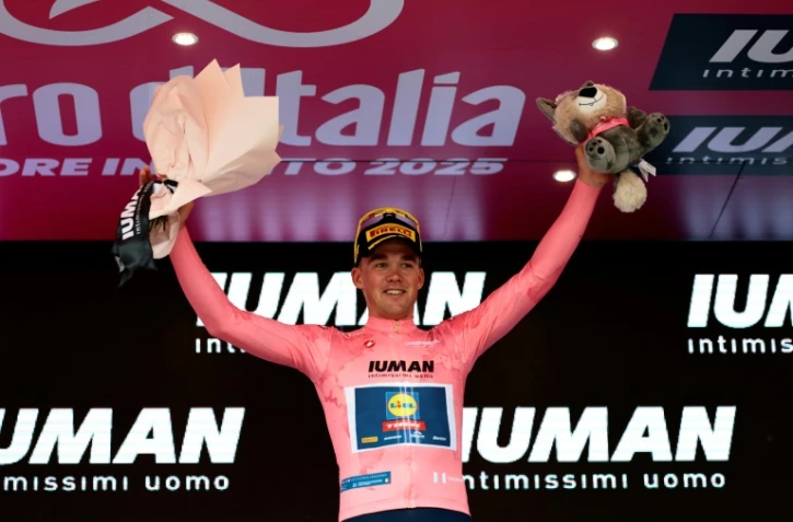 Le Danois Mads Pedersen, vainqueur de la première étapee du Giro et maillot rose, le 9 mai 2025, à Tirana en Albanie
