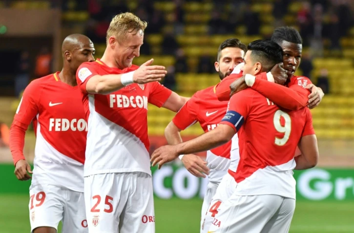L'attaquant de Monaco Radamel Falcao (d) félicité par ses coéquipiers après son but contre Rennes, le 20 décembre 2017